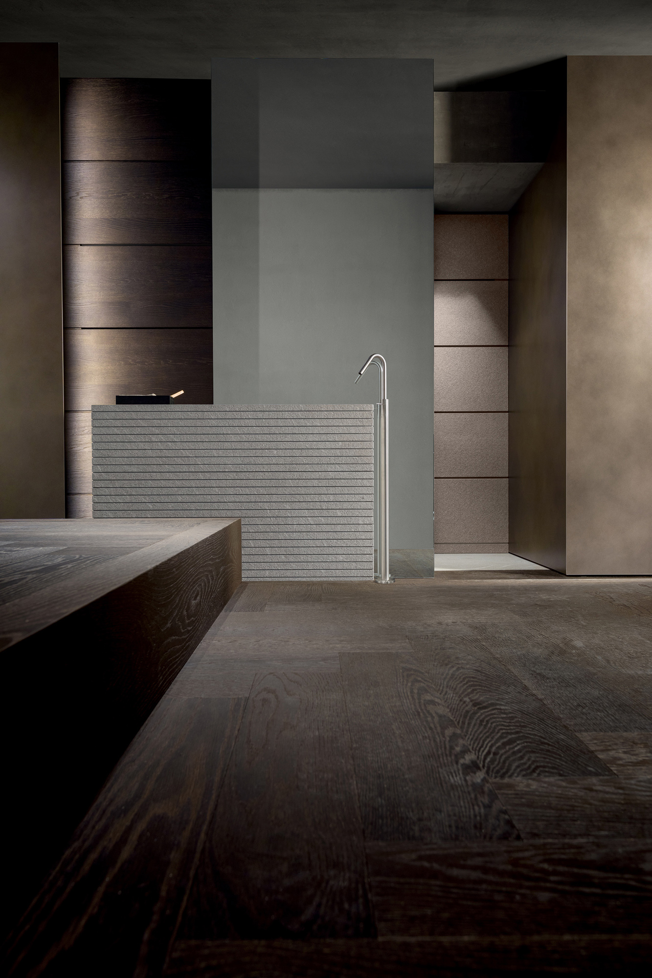 Block in Pietra Piasentina fiammata, lavorazione millerighe.