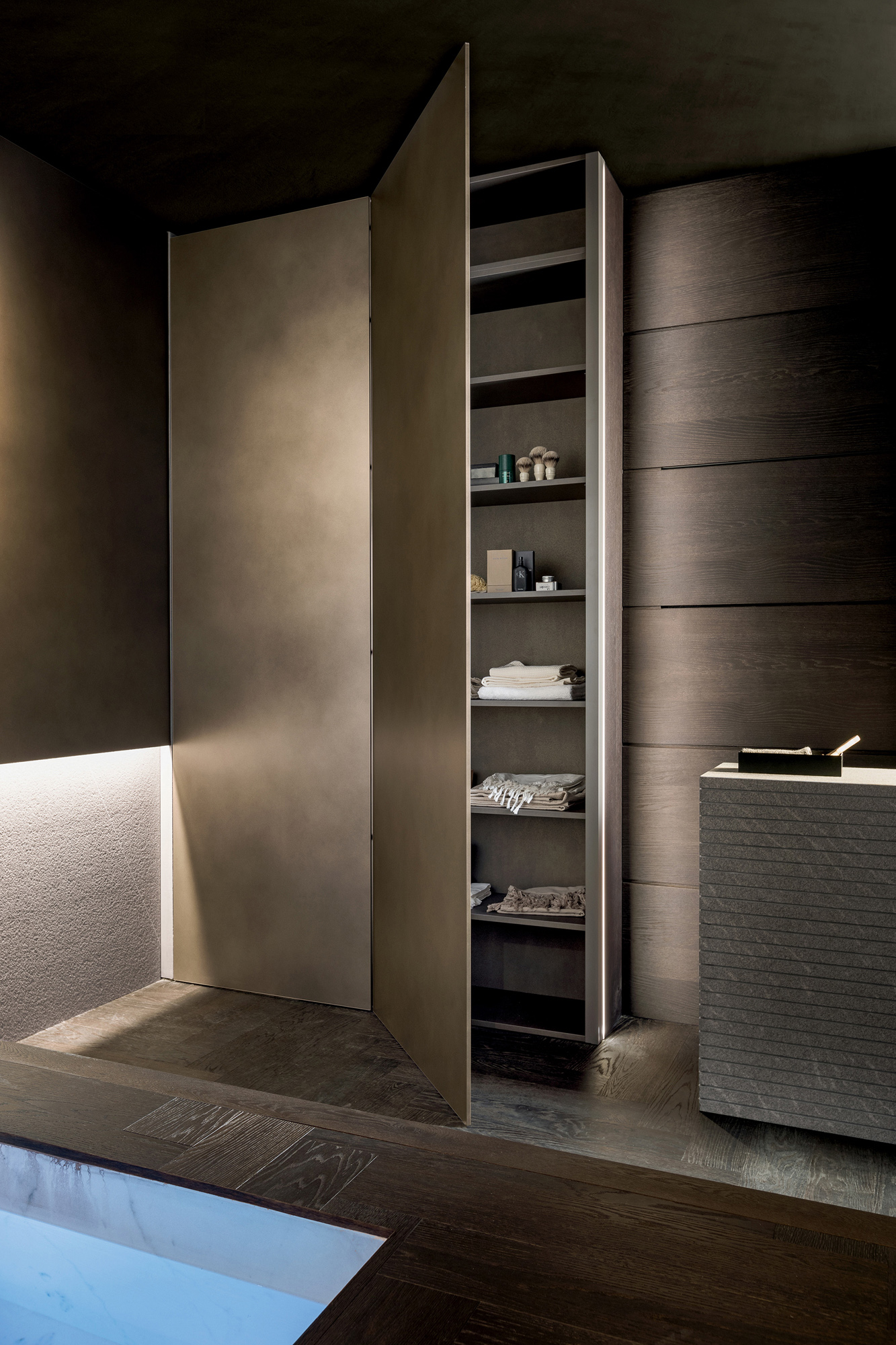 Colona Blade contenitiva a tutta altezza, in metallo Bronze Dust